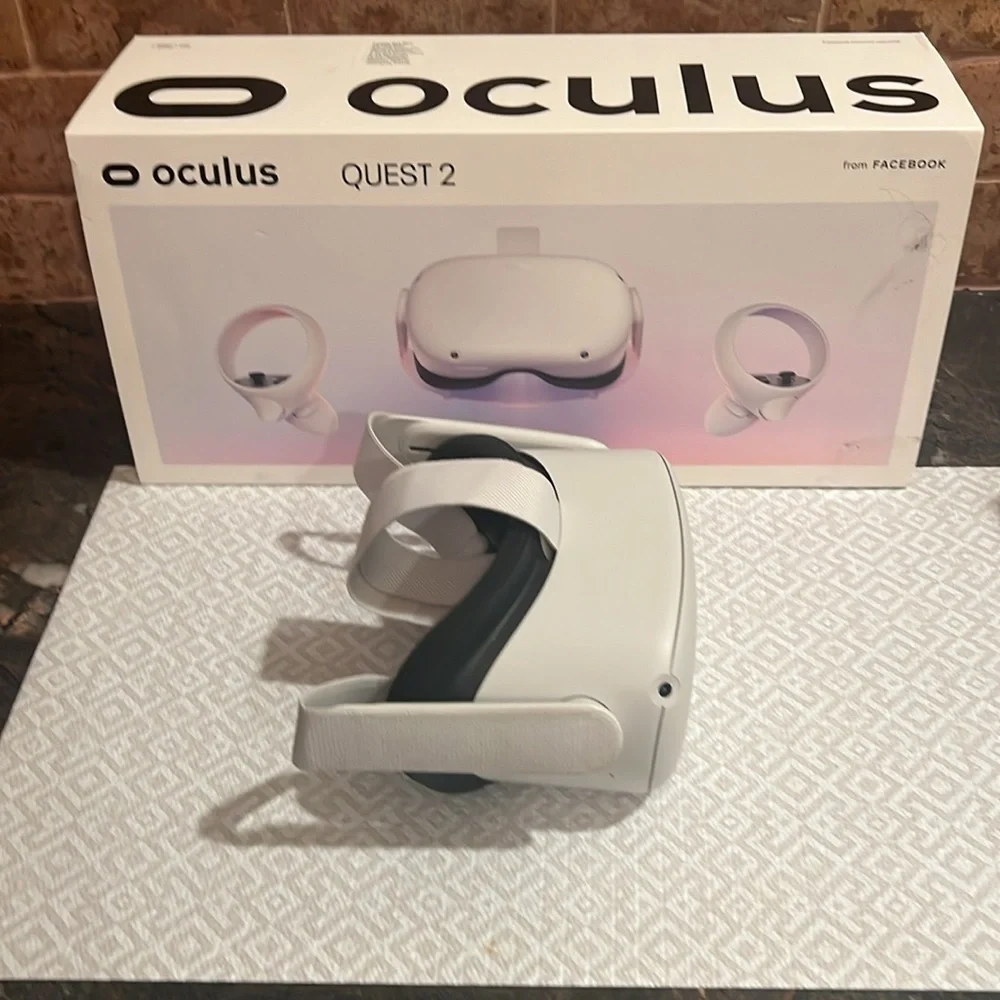 Oculus headset with 2 Controllers working brand new!